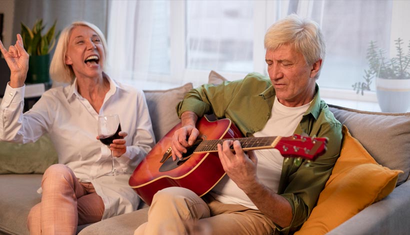 7 Maneiras Pelas Quais a Musicoterapia Melhora a Memória e o Humor em Pacientes com Alzheimer